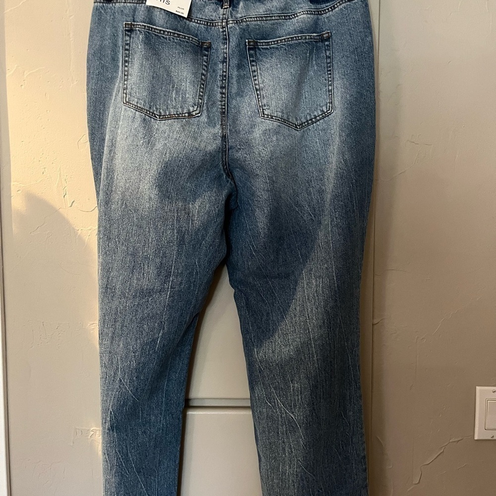 Distressed Jeans - Picture 3 of 7